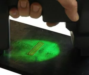 MT-Rissanzeigen-fluoreszierende-Magnetpulverpruefung-mit-Handjochmagnet-300×252-1